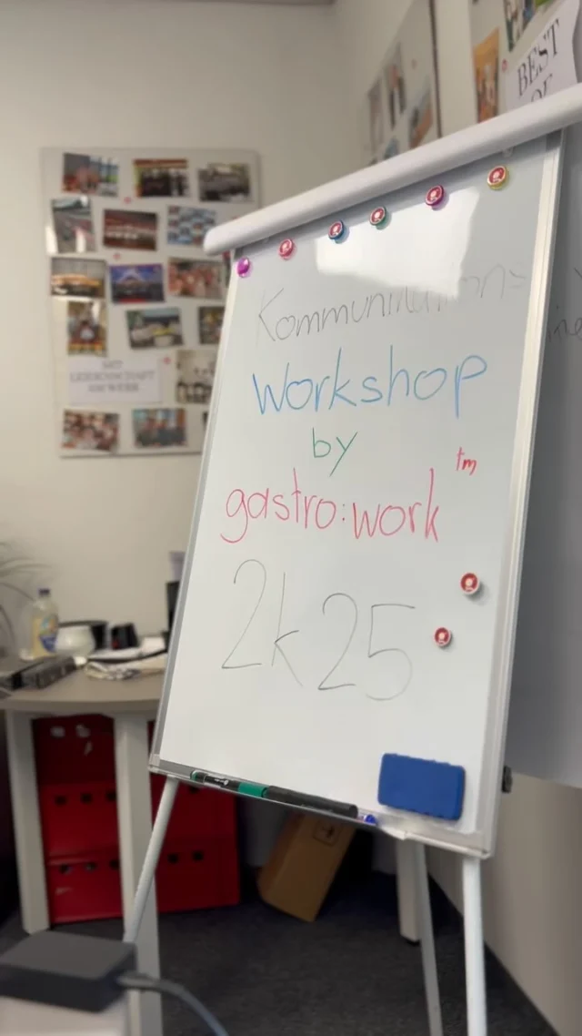 🚀 Teamwork & Kommunikation auf ein neues Level! 💪✨
Wir hatten erneut Besuch von Natasha Dockal, Expertin für Mitarbeiterentwicklung – diesmal für einen intensiven Kommunikationsworkshop. Vor laufender Kamera haben wir verschiedene Szenarien geübt und wertvolles Feedback bekommen. 🎥💡

Anschließend wurde unser neues Grazer Büro im Raaba Technikpark feierlich eingeweiht! 🥳🍾

#Mitarbeiterentwicklung #Kommunikation #Workshop #GrazerBüro #RaabaTechnikpark #TeamSpirit #Weiterentwicklung #GemeinsamWachsen